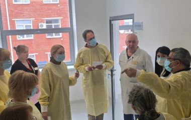 Коли звичайні ліки безсилі: медики з Парижа впроваджують у Вінниці новітні методи лікування