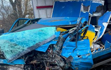 Страшні кадри аварії під Перемогою: водій загинув у розтрощеній вантажівці