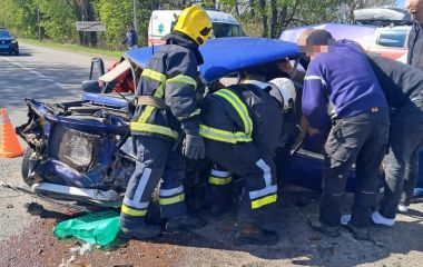 Потрійна ДТП під Гайсином. Рятувальники деблокували пенсіонерів із понівеченої автівки