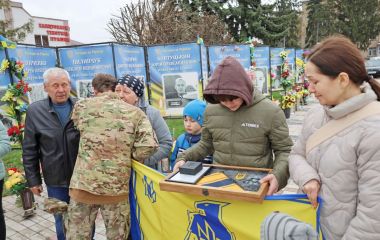 «Тато сильний, його не могли вбити». Синові «азовця» побратими вручили «Золотий хрест» — нагороду батька