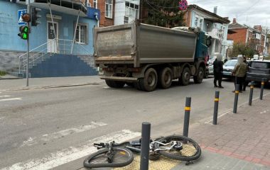 На «зебрі» вантажівка збила підлітка на електровелосипеді