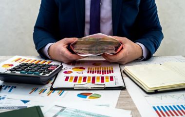 Зарплати держслужбовців зросли до майже 59 тисяч гривень. Де платять найбільше?