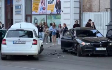 Гучна аварія за участю BMW у центрі Вінниці потрапила на камери. Що відомо про ДТП на Соборній