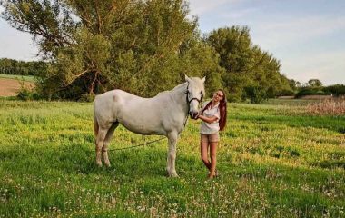 Могла б стати моделлю, а лікує тварин: як 17-річна Каріна Земляна обрала незвичну професію