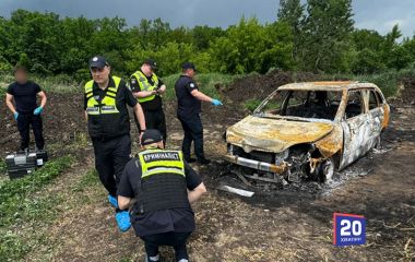 Рештки людини знайшли у спаленій «Шкоді» на околиці Вінниці. Які версії має поліція?