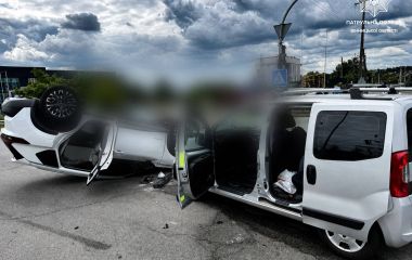Кросовер перекинувся посеред дороги: подробиці ДТП на Немирівському шосе