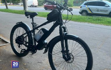 На тротуарі у Вінниці 21-річний хлопець електровелосипедом збив пенсіонерку
