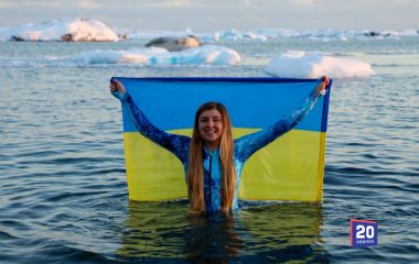Купання у краватках під наглядом тюленя: вінничанка очолила полярне свято в Антарктиді