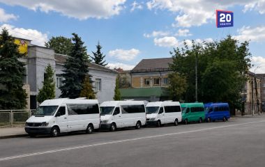 Годинами чекали на зупинках: у місті виникли проблеми з рухом маршруток