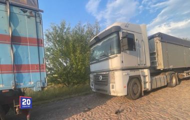 Не поставив вантажівку на гальмо: 19-річний водій загинув під власним авто