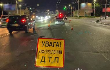 У Житомирі на вулиці Київській при зіткненні з автомобілем травми отримав 18-річний  мотоцикліст