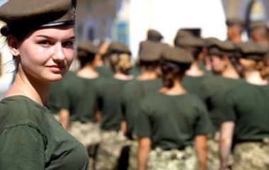 Жінок без дітей — до війська? В Україні зареєстрували петиції про зміну правил мобілізації