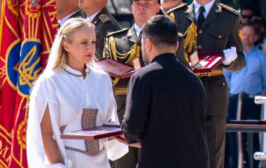 Мати Назарія Гринцевича отримала «Золоту Зірку» Героя України та передала Президенту шеврон сина