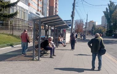 «Влітку як у духовці». Вінничани розповіли, що не так зі скляними зупинками