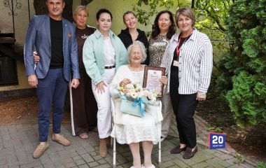 «Я дуже рада, що всі зібралися»: вінничанка відзначила 100 років у родинному колі