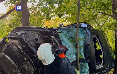 Смертельна ДТП біля Буди: водія викинуло з авто та затисло між деревом