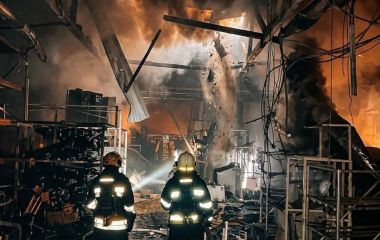 Приліт безпілотника на Чортківщині: рятувальники показали кадри з ліквідації пожежі на підприємстві