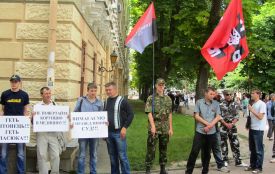 Активісти під судом протестували проти повернення головних лікарів Антонець та Власюка