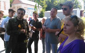 Біля 18-школи активісти ввірвалися на будмайданчик