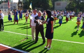 Новий стадіон біля 18 школи вартістю понад 7 мільйонів відкрили швидко і без конфліктів