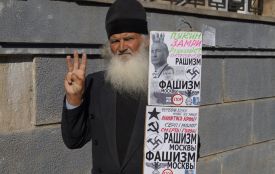 Батюшка-акробат з Миколаєва протестує на Соборній проти Путіна-фашиста