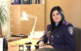 Чому жінки вдягають міліцейську форму?