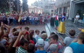 Пенсіонери з каструлями прийшли на мітинг, а попали на зарядку. Спересердя перекрили дорогу (ОН-ЛАЙН РЕПОРТАЖ)