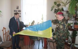 Козаки нагородили Романа Аксельрода за допомогу армії