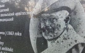 В селі Шолудьки хтось зіпсував меморіальну табличку архітектору Городецькому