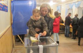 Вибори на Чехова: Коровія обирали мером, а в десяти метрах  від дільниці висіла агітація