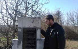 На єврейському кладовищі, де похований мудрець, люди саджають картоплю