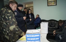 Самооборона зловила школяра, який «трусив» під мостом скриньку для пожертв