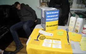 Хто взяв у волонтери школяра, на якого потім вчепила наручники самооборона