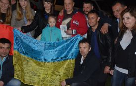Сергій Кудлаєнко разом з волонтерами  та учасниками АТО подарували  гурту «Океан Ельзи»  бойовий прапор (ПРЕС-СЛУЖБА СЕРГІЯ КУДЛАЄНКО)