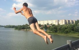 Екстрим по-вінницьки або як молодь на пляжі ризикує життям
