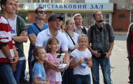 Перед міськрадою вінничан безкоштовно навчили керувати квадрокоптерами (Новини компаній)