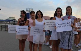 У флешмобі «Скажемо НІ! зарплаті в тіні!» взяли участь кілька десятків дітей