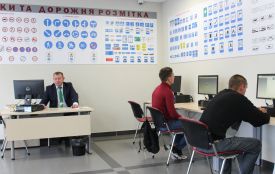 В «Прозорому офісі» отримують посвідчення водія та реєструють свої авто