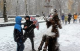 Як Вінницю засипало снігом: люди з парасольками та діти грають у сніжки (ВІДЕО)