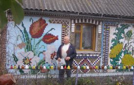 Чоловік у Літині «розфарбував» свою хату кришечками від пластикових пляшок
