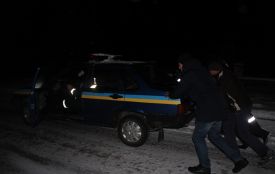 Фото дня: активісти, даівці та п'яний водій штовхали машину ДПС, яка не заводилася