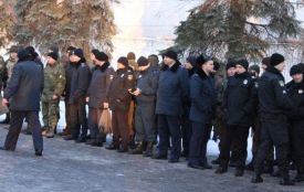 Поліцейські ще довго будуть у формі міліції. На нову немає грошей. А на що є?