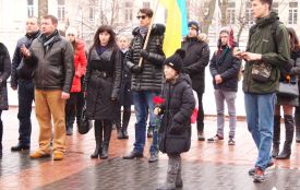 «За три роки нічого не змінилося»: вінничани вшанували пам’ять загиблих на Майдані (ФОТО, ВІДЕО)