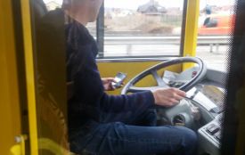 Їде за кермом автобуса і переписується?