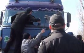 «Оце ти вже догрався! Поліцію давив!» - Під час перекриття траси біля Теплика водій наїхав на людей