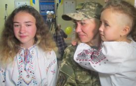 З передової – на останній дзвоник у Вінницю приїхала матуся двох донечок