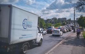 «Куди скаржитися? В ООН?»: Центральний міст потонув у заторах (ВІДЕО, ФОТО)