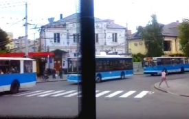 На Нансена утворився затор з тролейбусів. Вінничани просять пускати транспорт одразу на міст (ВІДЕО)