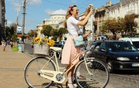 Леді на велосипеді. «Приїхала на 12-сантиметровій шпильці і перевзулася»