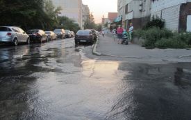 Весь день на Миколайчука з люка витікає вода. Хто заплатить за такі втрати?
